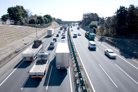 車がたくさん走る道路